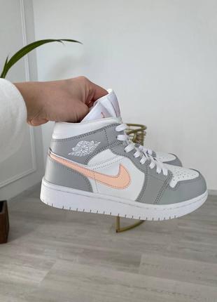 Nike jordan 1 mid light grey shell pink трендові жіночі високі кросівки найк джордан весна літо осінь сірі персикові серые персиковые кроссовки