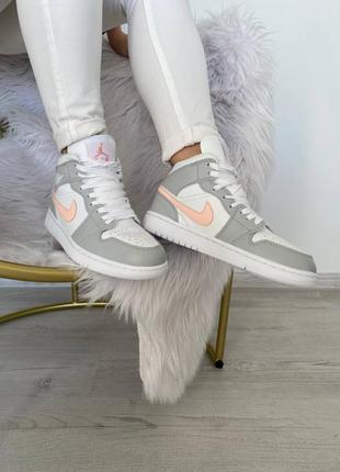 Nike jordan 1 mid light grey shell pink трендові жіночі високі кросівки найк джордан весна літо осінь сірі персикові серые персиковые кроссовки