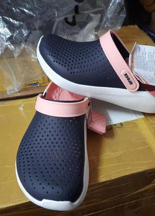 Крокси жіночі сині з рожевою шлейкой сабо crocs lite ride clog