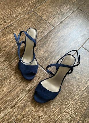 Дуже гарні замшеві босоніжки на підборах