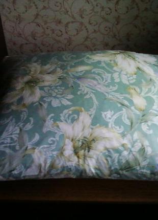Подушка пухова розмір 70см. на 60см.