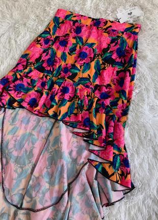 Яркая юбка в цветах с длинным шлейфом in the style6 фото