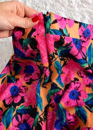 Яркая юбка в цветах с длинным шлейфом in the style9 фото