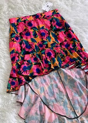 Яркая юбка в цветах с длинным шлейфом in the style8 фото