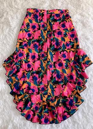 Яркая юбка в цветах с длинным шлейфом in the style7 фото