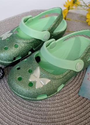Сандалии на девочку crocs glitter charm mary jane зеленый блеск бабочки