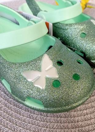 Сандалии на девочку crocs glitter charm mary jane зеленый блеск бабочки3 фото