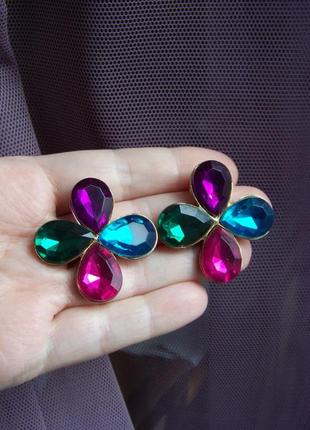 Великі сережки-пуссети з кольоровими скляними кристалами краплями2 фото
