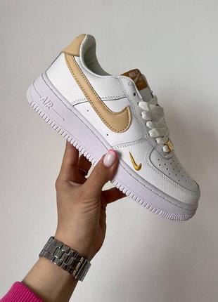 Nike air force 1 mini swoosh yellow
beige новинка трендові жіночі кросівки найк форс хіт сезону весна літо осінь білі бежеві белые трендовые кроссовки