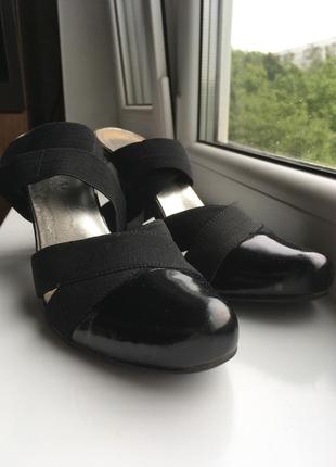 Кожаные босоножки фирмы carnaby