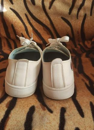 Туфлі-кросівки білого кольору р. 37,устілка-22см.2 фото