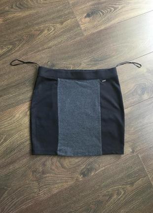 Черная мини юбка с серой вставкой спереди