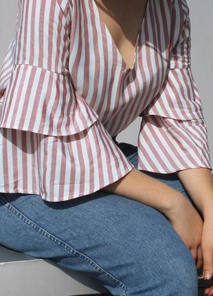 Блуза в смужку з рукавами-воланами / пудрова блуза