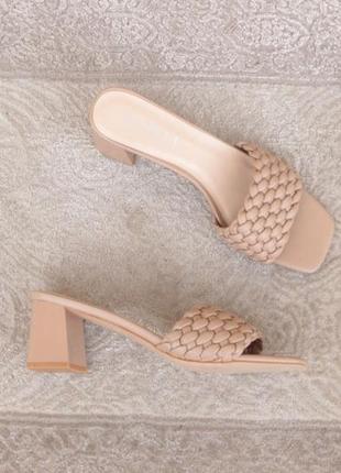 Нюдовые, бежевые шлепанцы, босоножки 40 размера на удобном каблуке