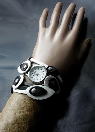 Шкіряний браслет з годинником