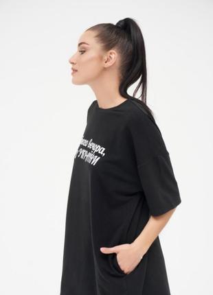Патриотическое черная удлиненная футболка с принтом и карманами2 фото
