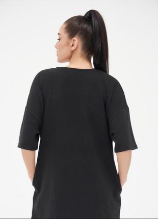 Патриотическое черная удлиненная футболка с принтом и карманами3 фото