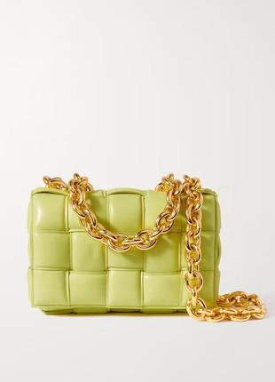 Шкіряна жіноча сумка bottega veneta cassette chain-embellished badded intrecciato leather shoulder b