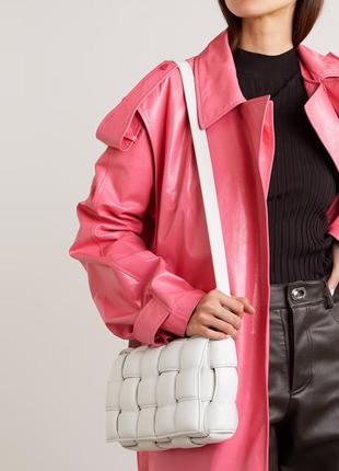 Шкіряна жіноча сумка bottega veneta cassette padded intrecciato leather shoulder bag6 фото