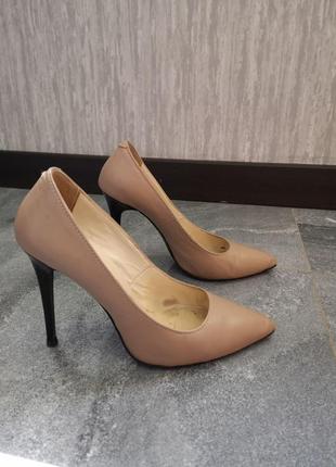 Бежеві нюдові шкіряні човники