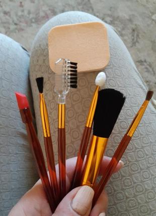 Макіяж, набір кистей і спонж