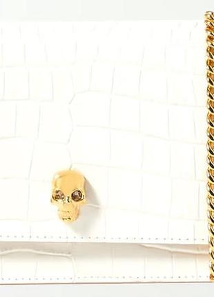 Шкіряна жіноча сумка alexander mcqueen skull mini embellished croc-effect leather shoulder bag4 фото