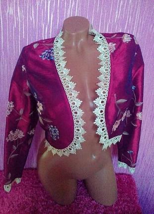 Жіночий піджак-болеро з вишитими квітами