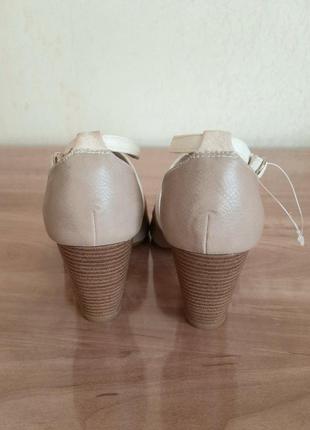 Бежевые босоножки с белым ремешком, на устойчивом каблуке3 фото