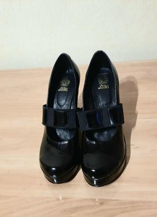 Шкіряні лакові, чорні туфлі з ремінцем на модному підборах2 фото
