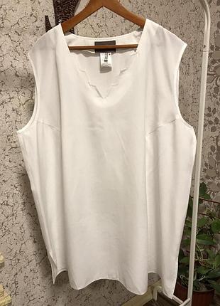 Базова біла футболка на великий розмір.