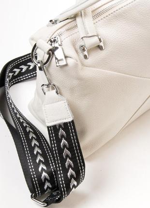 Женская белая кожаная классическая сумка с ручками и плечевым ремнем4 фото