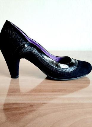 Черные замшевые туфли на небольшом устойчивом каблуке1 фото