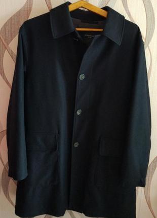 Черное мужское пальто corneliani