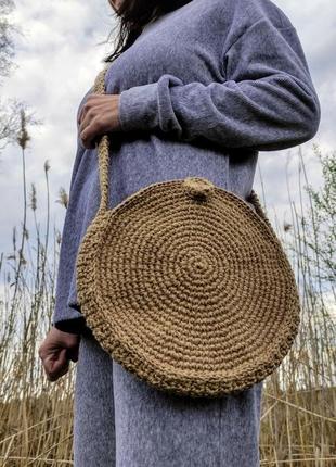 Круглая плетеная сумочка. кросбоди. маленькая летняя сумка.