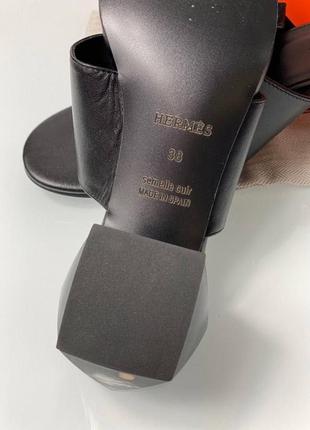 Мюли женские черные кожаные на каблуке в стиле hermes4 фото