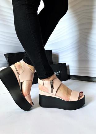 Босоножки на танкетке натуральная кожа