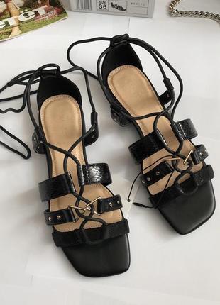 Нові босоніжки з квадратним носком mohito