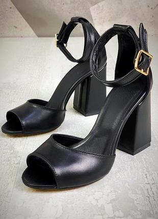 Кожаные чёрные босоножки каблук