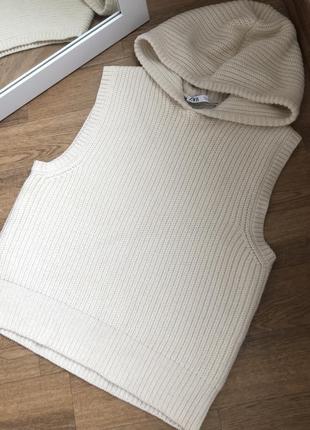 Жилетка безрукавка вязанная с капюшоном