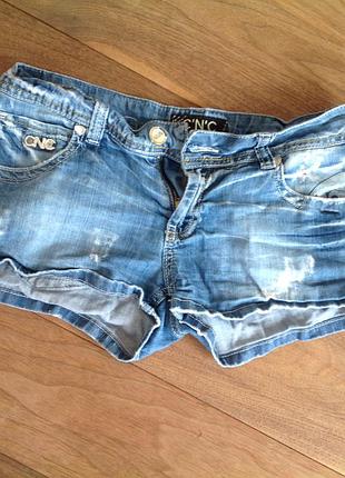 Короткие шкодные шорты джинсовые. италия. стрейч коттон