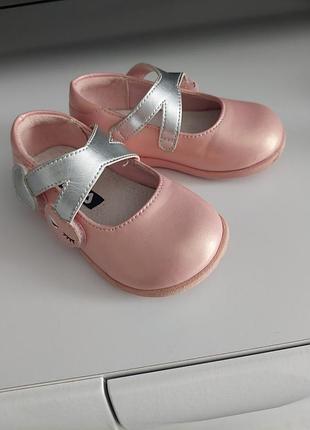 Туфельки для дівчинки!