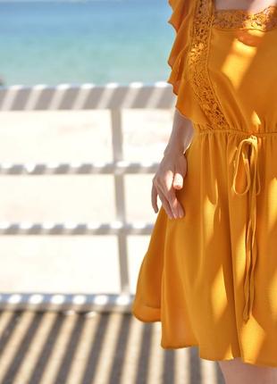 Неймовірна сукня жовтого кольору з акцентом на спинку3 фото