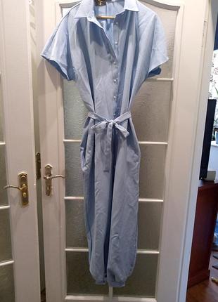 Комбинезон нежно голубого цвета.