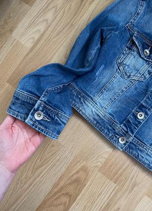 Укорочённая джинсовая куртка в стиле винтаж рваная джинсовка с потертостями stradivarius s 265 фото