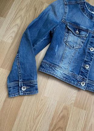 Укорочённая джинсовая куртка в стиле винтаж рваная джинсовка с потертостями stradivarius s 266 фото