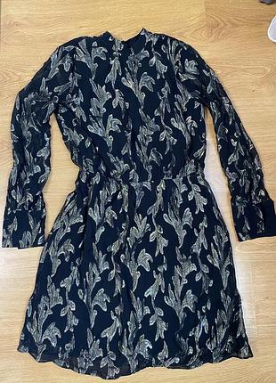 Чорне плаття з золотими нашивками