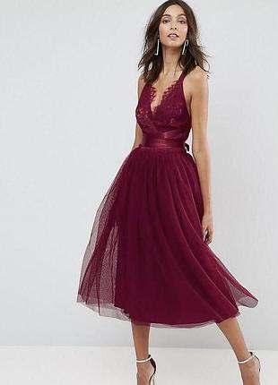 Шикарне нарядну сукню з голою спиною