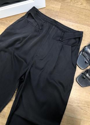 Штани з вирізами на талії