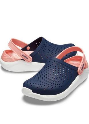 Кроксы женские синие с розовой шлейкой сабо crocs lite ride clog
