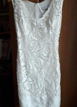 Белое платье
